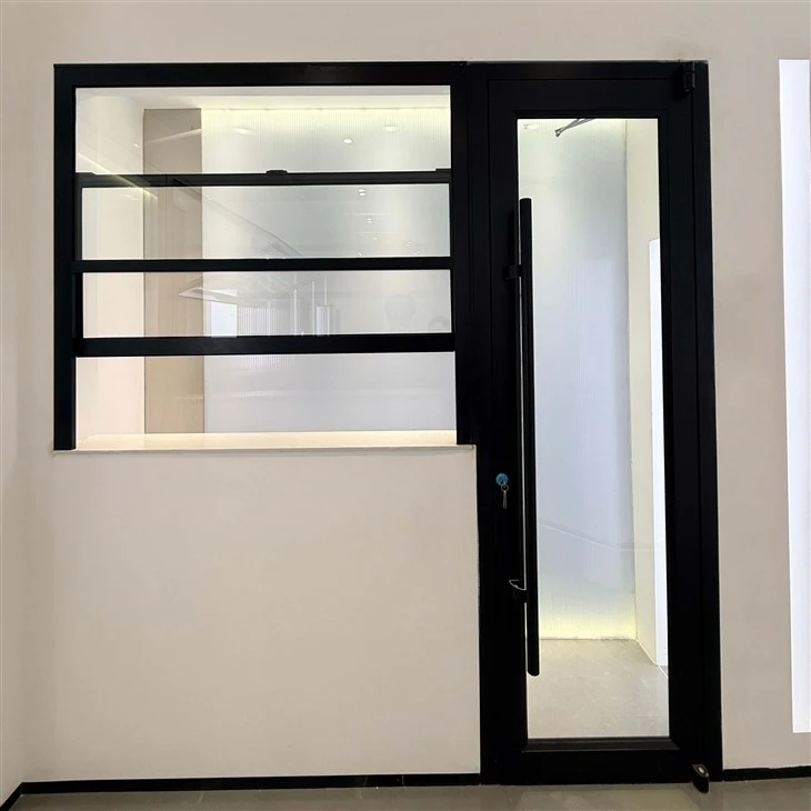 Puerta de aluminio con panel lateral