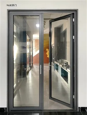 ¿Las puertas dobles de aluminio requieren algún producto de limpieza especial?