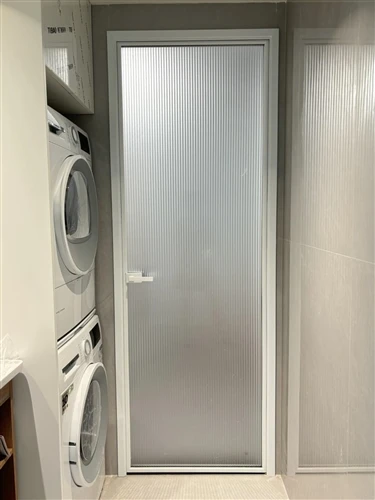 ¿Las puertas de cristal necesitan herrajes especiales?