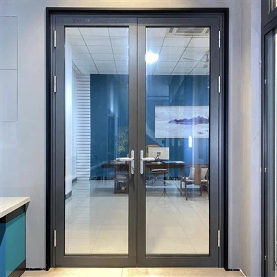 Puertas dobles de aluminio a medida con paneles de cristal.