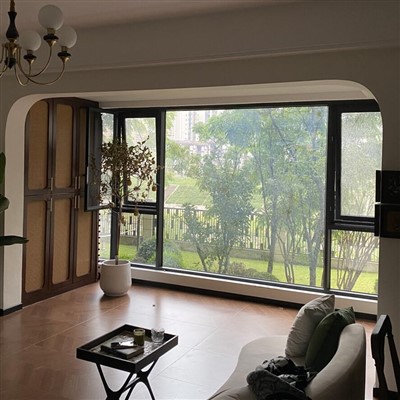 Ventanas de aluminio suspendidas desde arriba