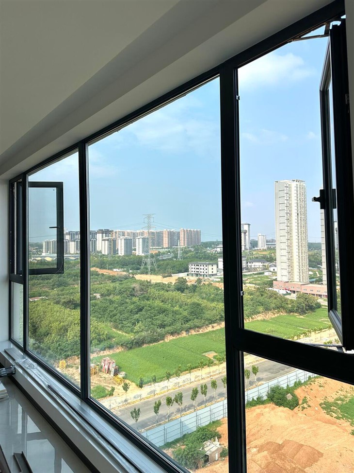 Ventanas abatibles de aluminio con rotura de puente térmico|Valor U-bajo, Passivhaus-Listo|SGL